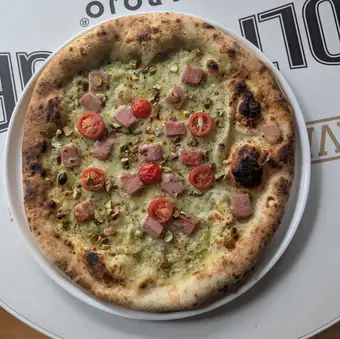 モルタデッラソーセージとピスタチオのピッツァ バジル風味