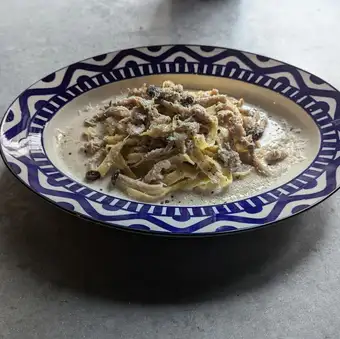 若鶏とキノコのクリームパスタ トリュフ風味