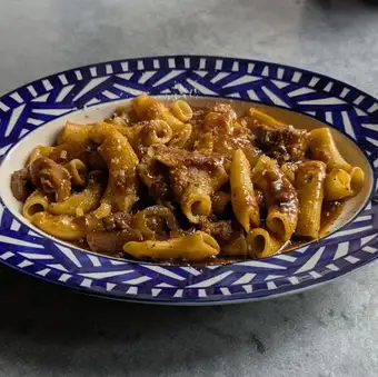 牛すじ肉ビーフシチューソースのリガトーニ