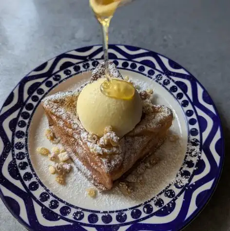 厚切りフレンチトーストのバニラアイス添え