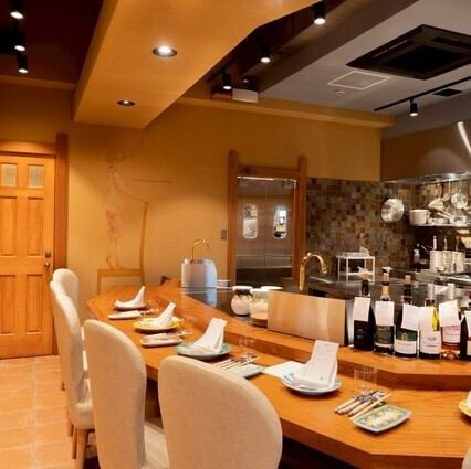 調理風景を眺めながら、お食事やお酒を楽しむことができるカウンター席。ご夫婦やご家族での特別なひとときにぴったりです。