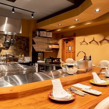 芦屋駅より徒歩3分と絶好の立地。店内は温かみのある隠れ家的な印象で親しみやすさにあふれ、リラックスできる雰囲気です◎