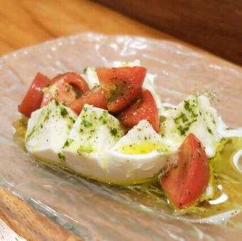 水牛モッツァレラとおいしいトマトのカプレーゼ