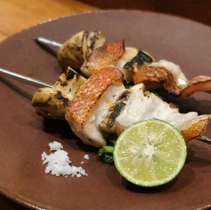 金目鯛と松茸のスピエディーニ すだちとニラのサルサヴェルデ