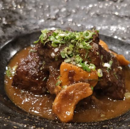 黒毛和牛とりんごの赤ワイン煮込み