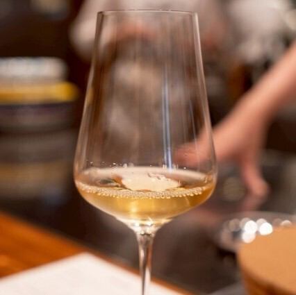 ソムリエ厳選のワインなどを料理と合わせてご提案します