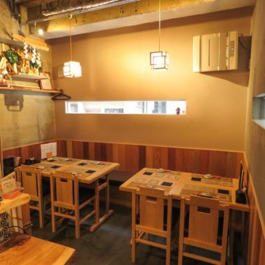■ Meals at the table seat slowly ■ In the interior of the store there are two table seats that you can sit up to four people.Because it is possible to use two tables together for about 8 people, we are waiting for the customers of the group by all means.