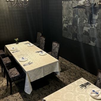以黑色为主题的时尚、平静的成人世外桃源。我们还设有餐桌座位，您可以在这里放松身心。推荐用于 2 至 10 人的晚宴。