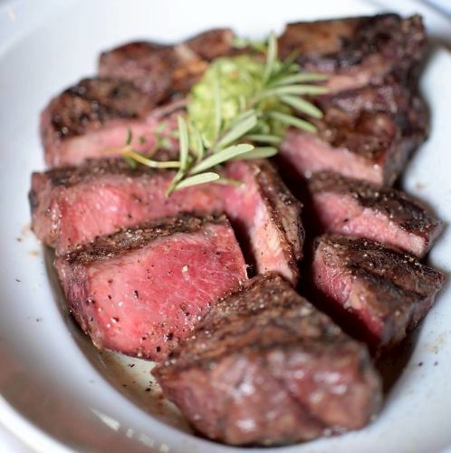 我們的肉類菜餚是我們引以為傲的，經過超過14天的熟成。