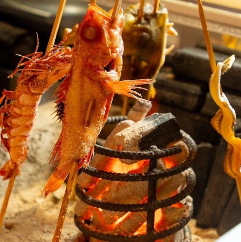 炉端焼き　藁焼き　炭焼きが目の前で楽しめる