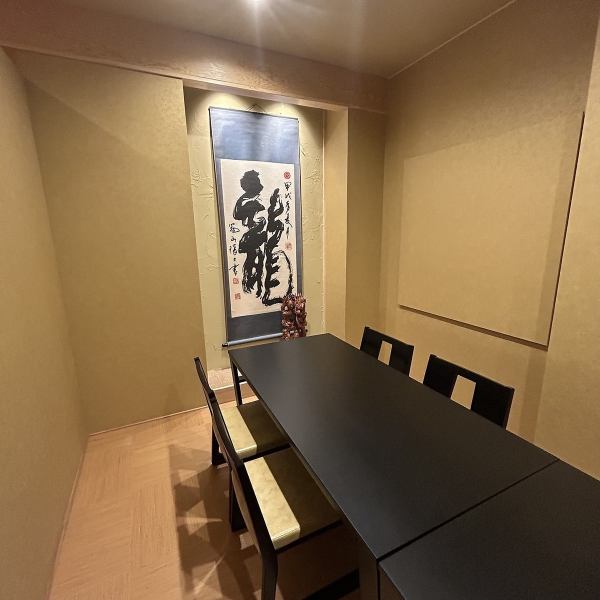 温暖的灯光和木材的温暖让室内显得轻松惬意。享用美味的食物和饮料，度过美好时光。即使您是一个人，也可以随意在我们的柜台座位停留。请在宽敞舒适的空间内度过愉快的时光。此外，由于可以更换餐桌布局，因此即使人数不多的团体也可以用餐！※一番町店内。
