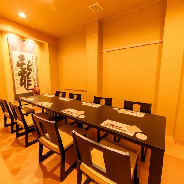 暖かい照明と木のぬくもり落ち着く店内。おいしい料理とお酒で、楽しいひと時をお楽しみ下さい。カウンター席では、お一人様でもお気軽にお立ち寄り頂けます。ゆったりとした空間で楽しい時間をお過ごしください。また、テーブルのレイアウトも変更可能なので、少人数でのご利用もOK！