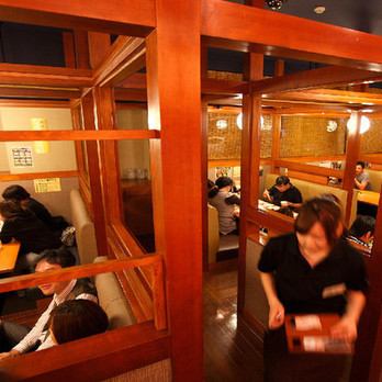 【OK每一天♪来店的每一位都赠送乌龙茶一杯！还有划算的单品无限畅饮1,650日元】 桌子座位是大包厢座位。所有座位都是宽敞的包厢式，因此是一家安全又热闹的家庭餐厅。