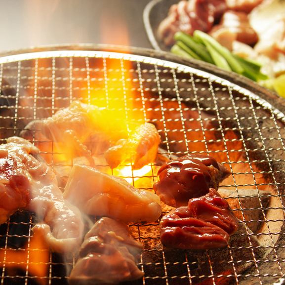 A yakiniku-style yakitori specialty store that grills on a shichirin! Brand chicken is also ◎