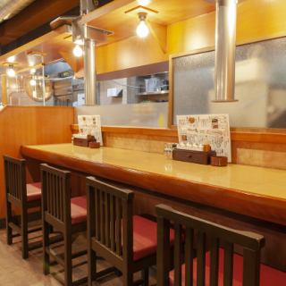 Side-by-side seating makes for lively conversation ☆ We also have counter seats recommended for couples ♪