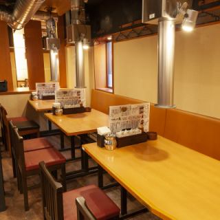 雰囲気◎宴会でもお仕事帰りのサク飲みでも気軽に入れるテーブル席をメインにご用意しております！