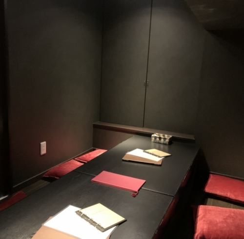 There are private rooms for 4 people and 8 people.For large groups, we can connect the rooms and prepare a private room for up to 12 people.Please enjoy the charter in a private space for 10 to 12 people.