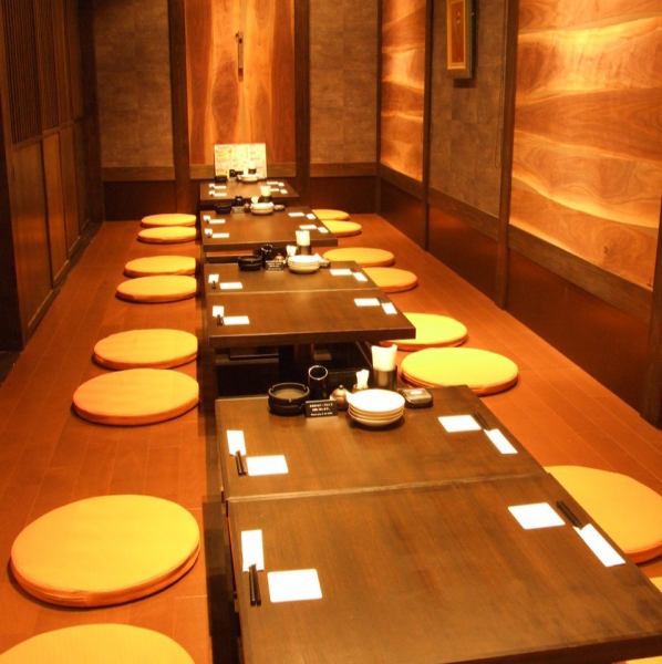 最多可容纳 24 人的带有 horigotatsu（下沉式被炉桌）的私人房间可用作放松的交谈空间。我们可以举办从大型派对到小型派对的派对！请随时联系我们♪