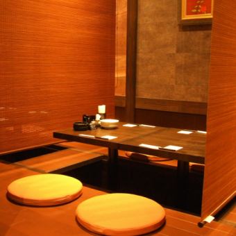 A private room space that can be separated by noren for every four people.