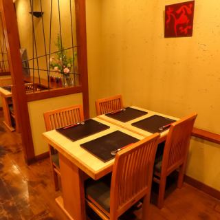 【テーブル席：4席×5卓】家族や友人同士での楽しいひとときを過ごすのにぴったりのスペースです！広々としたテーブルは、お子様連れでも安心してご利用いただけます。ベビーカーでの入店も可能です。どなたでも気軽にお越しいただけます♪