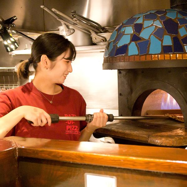 1995년/가나가와현 출생. 니시 아자 부의 이탈리안에서 수행을 비롯하여 비아 레스토랑, 창작 요리, 아시아 요리 및 올마이티 장르 경험. 2023년 9월부터 2대째 피자이오로로서 「PAZZO DI PIZZA」를 계승한다.