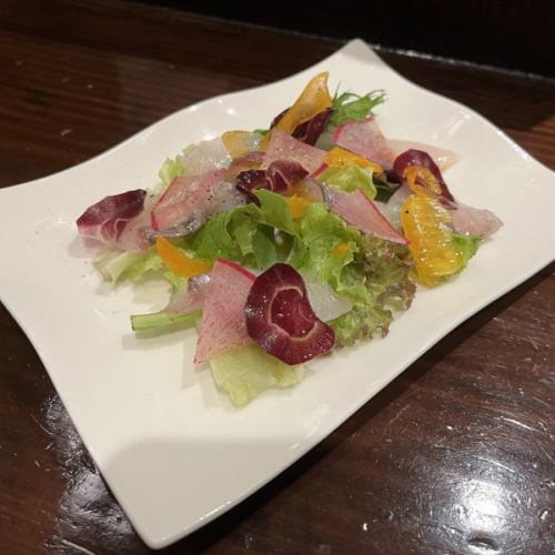 本日のおすすめ🐟✨鮮魚のカルパッチョ
Fresh Fish Carpaccio
¥814
@pazzo.di.pizza

その日仕入れた新鮮な魚を使ったカルパッチョが登場！🍋✨
魚の種類はその日の仕入れ次第ですが、レモンオイルと一緒にいただくことで素材の味を引き立てます。
どんな魚か気になる方は、ぜひお気軽にお尋ねくださいね！🐟🍽️
季節ごとに異なる味わいを楽しみに、是非お越しくださいませ！

🌟GoogleMapのレビュー4.5達成!!(24年9月現在)🌟
皆様、ありがとうございます！

【店舗情報】
🏠店名：PAZZO DI PIZZA
📍住所：東京都新宿区西新宿7-8-11 中川ビル1Ｆ
🚃最寄駅：
新宿駅、西武新宿駅、新宿西口駅
🕐営業時間：
[月～金]11:30-14:00、17:30-22:30
[土]15:00-22:30
💺席数：9席
ディナーの予約はプロフィールのリンクをタップ！
※当日のご予約はお電話（03-3371-2448）にて承ります。

【予算】
🍕ランチ：￥1,000～￥1,999
🍷ディナー：￥3,000～￥3,999

お店が気になったら保存がおすすめ！

Today's special fresh fish carpaccio is here! 🍋✨ The type of fish varies daily based on the catch, but it's always paired perfectly with lemon oil to enhance its natural flavors. Curious about today's fish? Feel free to ask us! 🐟🍽️ Enjoy a different taste each season and come visit us soon!

🌟 Achieving a 4.5 Rating on Google Maps!! (As of September 2024) 🌟
Thank you, everyone!

【Store Information】
🏠 Name: PAZZO DI PIZZA
📍 Address: Nakagawa Building 1F, 7-8-11 Nishi-Shinjuku
🚃 Nearest Stations:
Shinjuku, Seibu Shinjuku, Shinjuku Nishiguchi
🕐 Opening Hours:
[Mon-Fri] 11:30-14:00, 17:30-22:30
[Sat] 15:00-22:30
💺 Seats: 9
For dinner reservations, tap the link in our profile!
※ Same-day reservations can be made by phone (03-3371-2448).

【Budget】
🍕 Lunch: ¥1,000 - ¥1,999
🍷 Dinner: ¥3,000 - ¥3,999