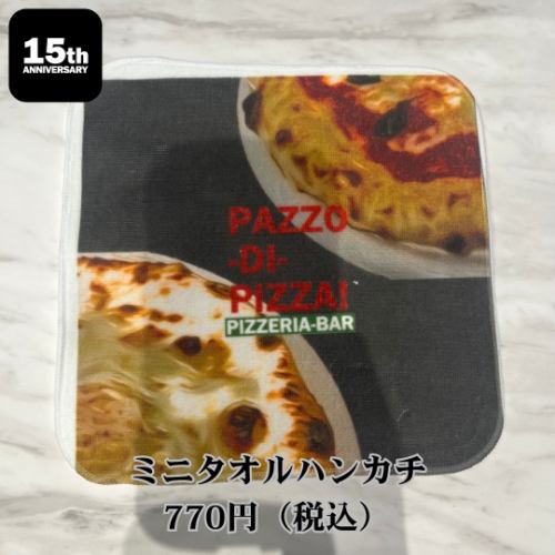 🎉PAZZO DI PIZZA 15週年原創商品販售🎉
@pazzo.di.pizza

PAZZO DI PIZZA 正在銷售紀念 15 週年的原創商品，共有 7 種商品，包括 T 卹、包袋和杯墊。
另外，店內消費滿3,500日圓以上，還有機會透過抽獎方式現場贏取精美商品💫
請來我們店看看🛍️
我們也舉辦特別活動，例如派發免費飲料券！

🌟Google 地圖評論達到 4.5！
謝謝大家！

【儲存資訊】
🏠店鋪名稱：PAZZO DI PIZZA
📍地址：東京都新宿區西新宿7-8-11中川大樓1樓
🚃最近車站：
新宿站、西武新宿站、新宿西口站
🕐開放時間：
[週一至週五] 11:30-14:00, 17:30-22:30
[週六] 15:00-22:30
💺座位數：9個座位
要預訂晚餐，請點擊個人資料中的連結！
*當天可以透過電話（03-3371-2448）預訂。

【預算】
🍕午餐：\1,000~\1,999
🍷晚餐：\3,000~\3,999

如果您對某個商店感興趣，我們建議您保存它！

🎉慶祝我們成立15週年！
@pazzo.di.pizza

PAZZO DI PIZZA 推出慶祝 15 週年紀念的特別商品，從 T 卹到包袋和杯墊，我們總共有 7 種不同的商品✨
另外，如果您消費超過 3,500 日元，您就有機會透過抽獎立即贏得我們的獨家商品之一💫
快來我們店內看看吧🛍️
我們還推出了一項特別活動，您可以獲得免費飲料券，不要錯過這個絕佳的機會！

🌟 在 Google 地圖上獲得 4.5 的評分！
Thank you, everyone!

[儲存資訊]
🏠名稱：PAZZO DI PIZZA
📍地址：西新宿7-8-11中川大廈1樓
🚃最近的車站：
Shinjuku, Seibu Shinjuku, Shinjuku Nishiguchi
🕐開放時間：
[Mon-Fri] 11:30-14:00, 17:30-22:30
[Sat] 15:00-22:30
💺 座位數：9
For dinner reservations, tap the link in our profile!
* 可透過電話（03-3371-2448）進行當日預訂。

【預算】
🍕午餐：¥1,000 - ¥1,999
🍷晚餐：¥3,000 - ¥3,999