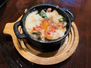 窯焼きポテトと半熟卵のチーズ焼き