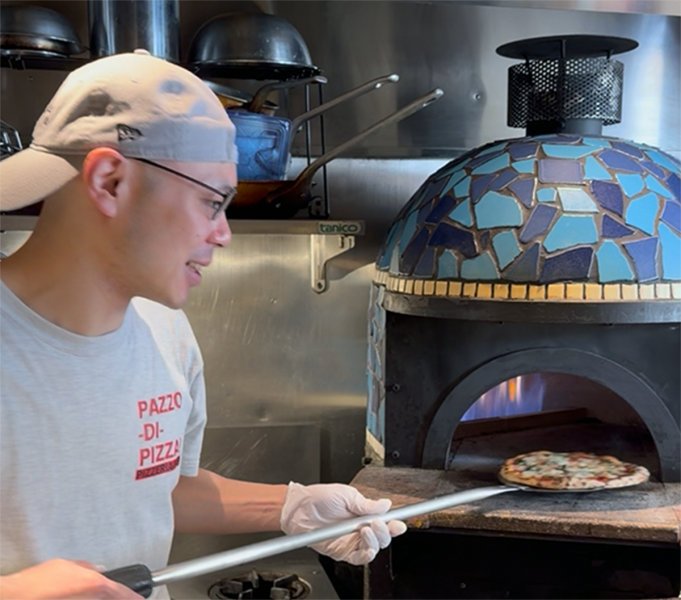 東京都生まれ。イタリアンレストランにて3年間の修行を経て、2026年2月よりPAZZO DI PIZZAの3代目ピッツァイヨーロに就任。これまでに焼き上げたピッツァは1万枚以上。一枚一枚に想いを込め、日々窯の前に立つ。 