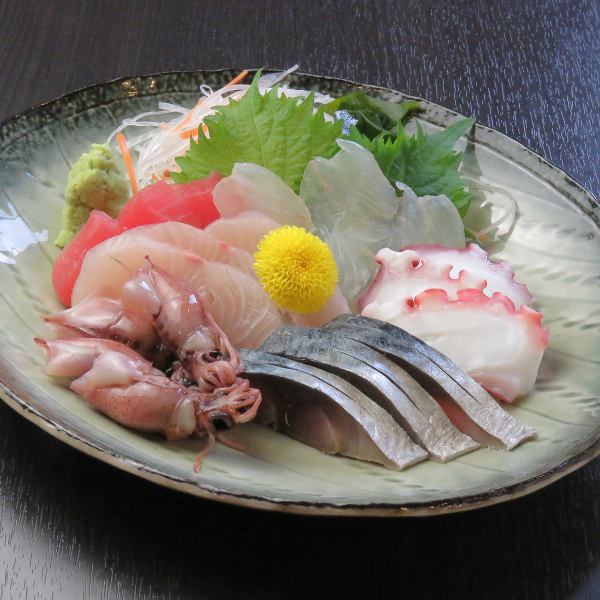 【市場から仕入れ。鮮度抜群◎】刺身五種盛1650円(税込)【店主の目利きが光る。三種盛もご提供】