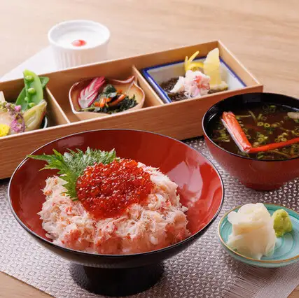 かにざんまいに御膳メニューが登場！写真はかにいくら丼御膳です。小鉢3種、どんぶり、あら汁、杏仁豆腐のセット！他にもかにすき鍋御膳や上寿司御膳もあります！御膳メニュー各種、平日ランチタイムは330円（税込）お値引き！
