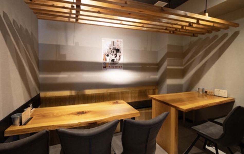 【テーブル◆】3名様掛け、6名様掛けテーブルをそれぞれご用意しており、最大10名様までご着席可能です。ご友人のお集りや歓送迎会など様々なシーンにもご利用いただけます。