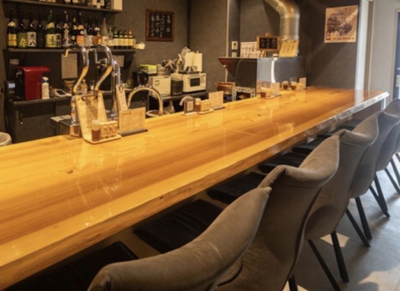 【カウンター◆】カウンターは7席ご用意しており、調理している姿を見ながらごゆっくりお食事をご堪能いただけます。カウンターは4mの一枚板を配置しており、存在感が圧巻◎接待や記念日シーンでもご利用いただけます