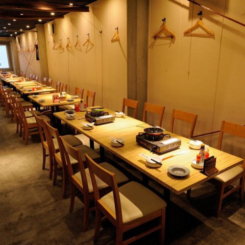 [2nd floor] There is a table seat for 6 people in the back on the 2nd floor.There is a large window, so you can spend without feeling blocked.It is a spacious table seat, so you can relax between your neighbors ♪ It is also recommended for banquets at the company and for small reunions.
