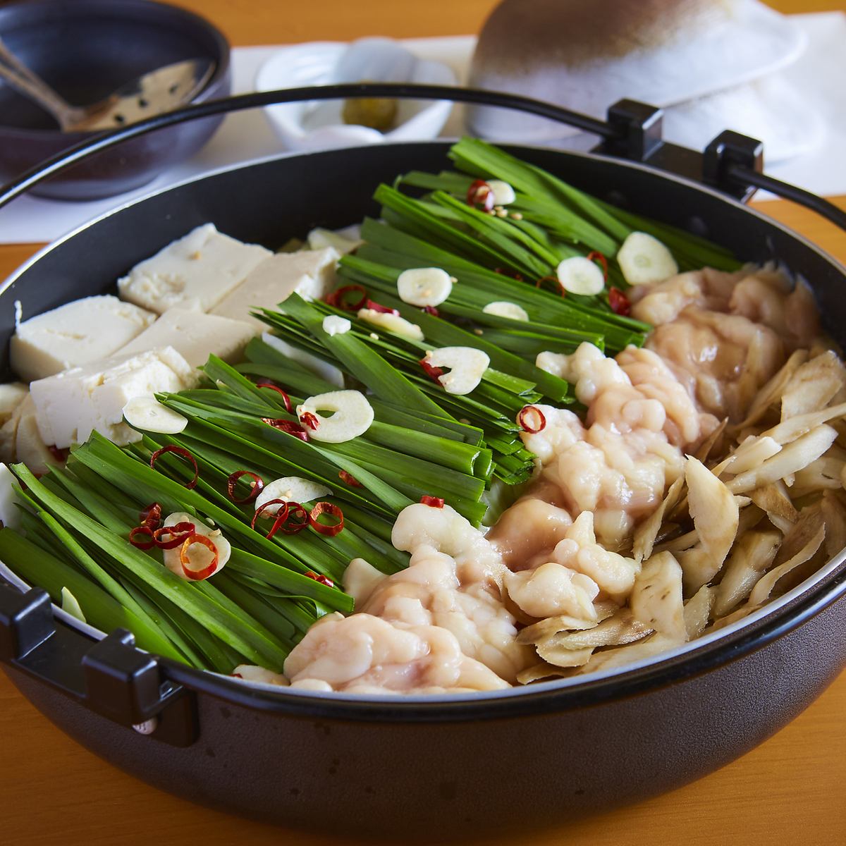九州特有的以醬油為底料的內臟火鍋，採用鮮味和濃鬱的下巴湯料製成，易於食用。