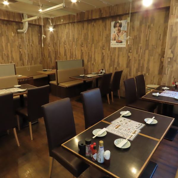 大型宴会にも対応できる広い店内は、ゆとりあるレイアウトで快適に過ごせる空間です◎大人数でもまとまりやすい席の配置と、全体的に木の温もりを感じる内装が居心地を高めます。貸切対応も可能で、会社宴会や各種イベントにぴったり！アクセス良好な立地で集合もラクラク、季節を問わず集まりやすい点も魅力です◎