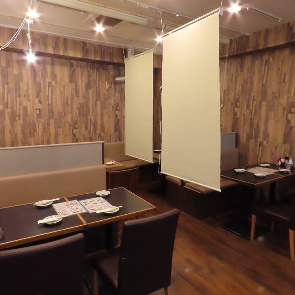 少人数向けには、落ち着きのあるテーブル席をご用意♪シンプルながら暖かい設計で、食事を囲むひとときに最適な雰囲気を演出しています。ロールカーテンがあるため友人や恋人と、ゆったりとした時を過ごせるように工夫されたレイアウトもポイント◎料理とお酒を楽しみながら、心安らぐ時間をお過ごしください！