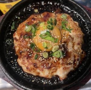 热板上的烤鸡肉丸