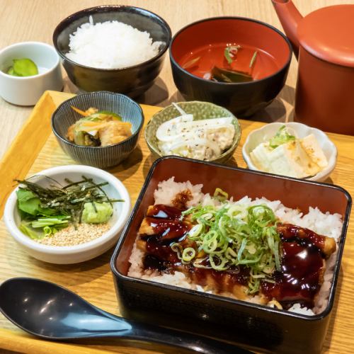 青花鱼鳗鱼盖饭晚餐套餐