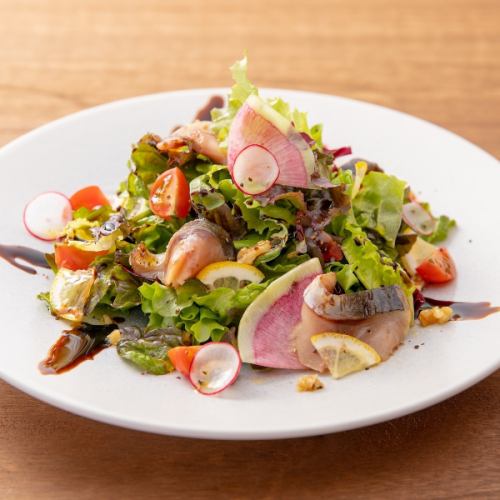 Super beautiful salad with smoked mackerel and superfoods
