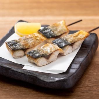Grilled mackerel with salt skewers (1)