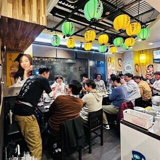 西葛西駅南口から2分、建物の2階にある温かみあふれるお店です。大きな窓ガラスの開放感と、提灯の明るさが店内を賑やかに演出！