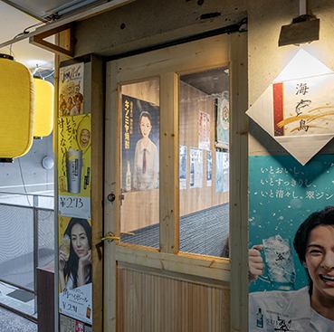<p>どこか懐かしく、落ち着いた雰囲気でお過ごし頂ける空間をご用意しております。デートからご接待、各種宴会など幅広くご利用ください。</p>