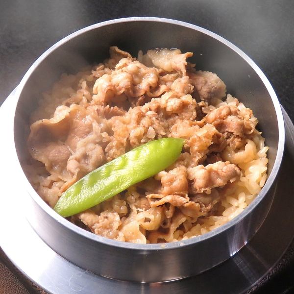 這是鳥門的標準套餐，包括美味的雞肉和米飯，以及著名的月根王和無限暢飲釜飯。
