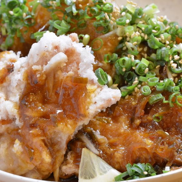 醤油や塩はもちろん!博多明太や油淋鶏等…バリエーション豊富に自慢の唐揚げをたくさんご用意しています!