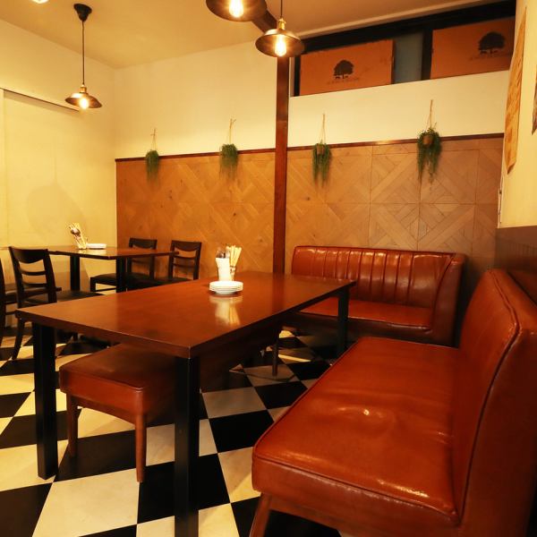 【ゆったりソファー席】友達や同僚、恋人と。肩ひじ張らずにゆったりと過ごせる空間です。広々としたソファー席は、会話が弾む楽しい時間を演出します。美味しい料理とドリンクを楽しみながら、リラックスしたひとときをお過ごしください。特別な瞬間を大切な人と共有するのにもぴったりです。
