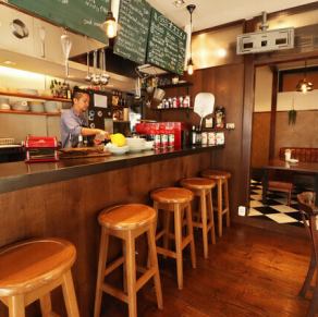 カウンター席は、シェフとの距離が近く料理の仕込みや盛り付けを間近で楽しむことができます。シンプルながら温かみのある雰囲気で、一人でも気軽に立ち寄れるのが魅力です。ドリンクを片手に、リラックスした時間を過ごしながら、他のお客様との会話も楽しめる空間です。