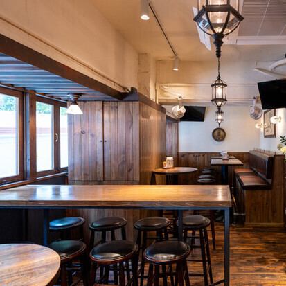 本場ドイツのビアホールを感じさせるお洒落な雰囲気が広がります。ブラウンを基調とした落ち着いた店内では、タップ前のカウンターからビールを注ぐ様子を眺められ、カジュアルな利用にぴったり♪15名~30名様の貸し切りも対応可能なので、お気軽にご相談ください!