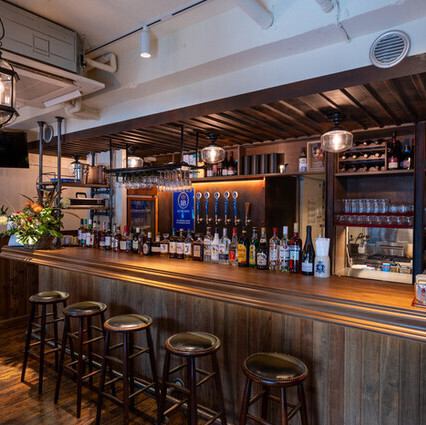 お一人様でも気軽に楽しめるカウンター席。仕事帰りの一杯や、ふらっと立ち寄りたい時に最適です。目の前で注がれるドイツビールを片手に、本場の味を堪能。落ち着いた雰囲気の中で、自分だけの時間を満喫できます。