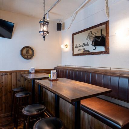 デートや大切な人との食事に最適な2名掛けテーブル席。落ち着いた照明と木の温もりが、二人の時間をより一層深めます。美味しいドイツ料理とビールをゆっくりと味わいながら、語り合うプライベートな空間をお楽しみください。